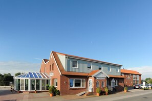 Front of property - Hotel & Restaurant Nordstern (Neuharlingersiel)