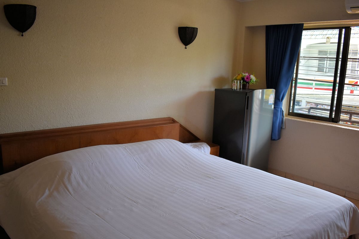 Standard Double Room | In-room safe, desk, soundproofing, free WiFi
