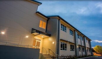 Fachada da propriedade à noite