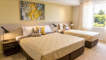 Quarto casal premier | Roupas de cama premium, escrivaninha, ferros/tábuas de passar roupa