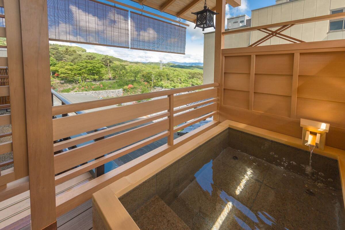 Superior-Zimmer, Bergblick (Open Air Bath, 2 Beds and 4 Futons) | Unterkunftsgelände