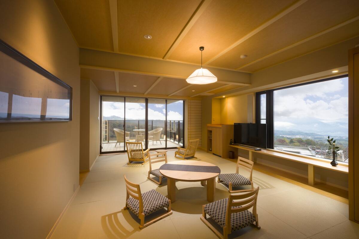 Deluxe-Zimmer, Bergblick (Open Air Bath, 2 Beds and 4 Futons) | Wohnbereich | DVD-Player