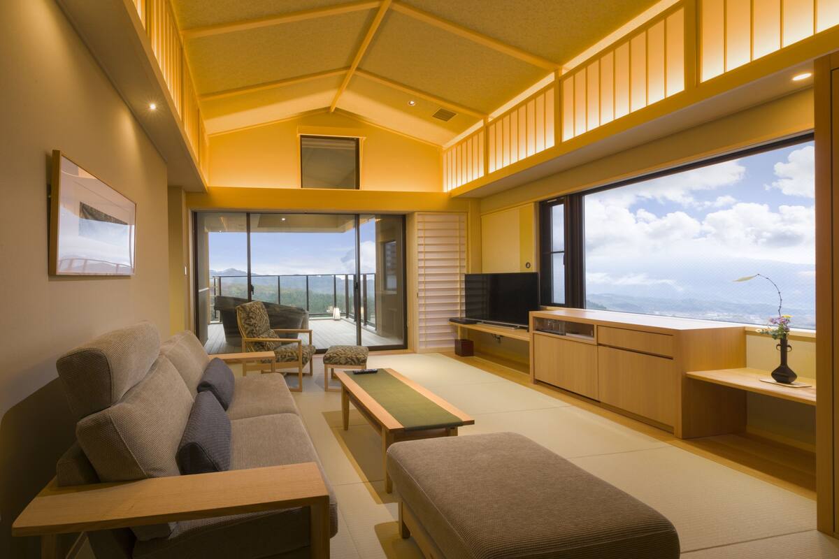 Luxury-Zimmer, Bergblick (Open Air Bath, 2 Beds and 3 Futons) | Wohnbereich | DVD-Player