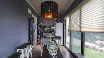 Country | Dapur pribadi | Lemari es besar, microwave, kompor, dan mesin pembuat kopi/teh