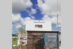 Pintu masuk properti