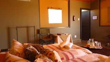 1 bedroom, desk, rollaway beds, bed sheets