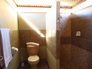 Chalet | Bathroom | Shower, towels - Soft Adventure Camp (Solitaire)