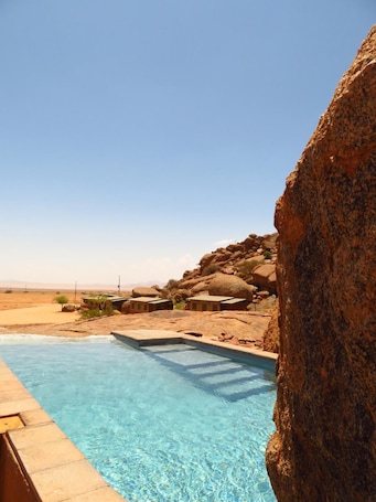 Una piscina al aire libre. Soft Adventure Camp