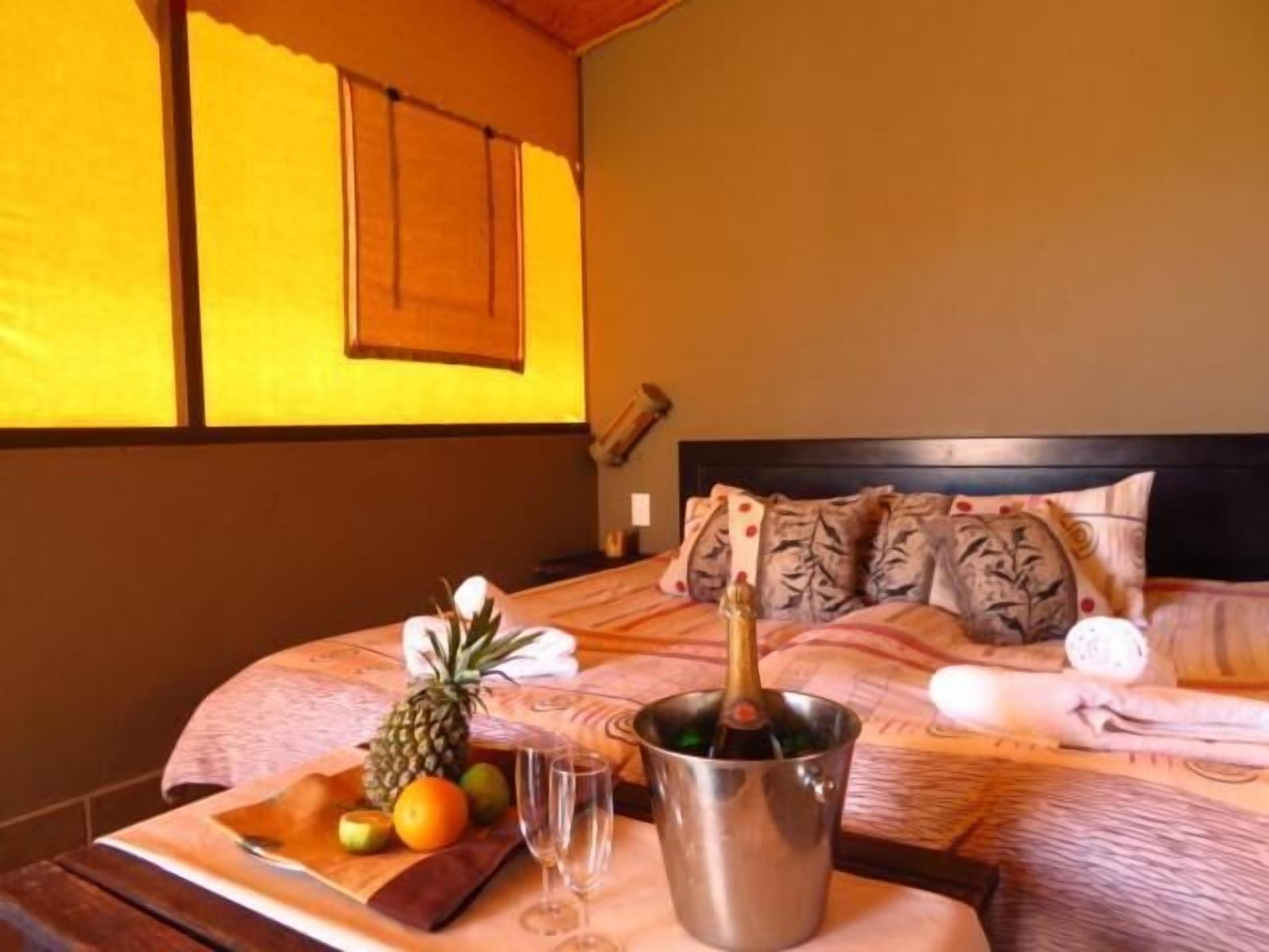 1 bedroom, desk, rollaway beds, bed sheets