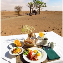 Desayuno completo diario (NAD 100 por persona)