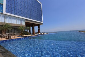 Piscina infinita