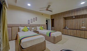 In-room safe, desk, iron/ironing board, rollaway beds - Treebo Elan (Chennai)