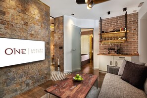 Departamento de lujo, 1 cama King size y sofá cama | Sala de estar | Smart TV de 50 pulgadas con canales digitales y televisión 