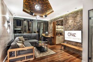 Luksusleilighet, 1 kingsize-seng med sovesofa | Oppholdsområde | En 50-tommers smart-TV med digitale kanaler samt TV