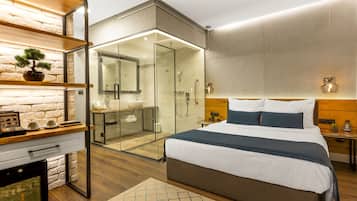 Habitación doble Deluxe, 1 cama King size, vista a la ciudad | Baño | Amenidades de baño gratuitas, secadora de cabello, pantuflas, toallas