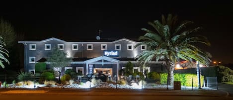 Façade de l’hébergement - soirée/nuit