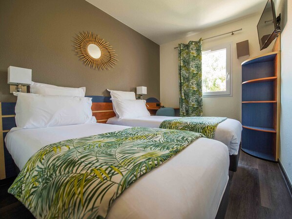 1 bedroom, desk, blackout drapes, soundproofing