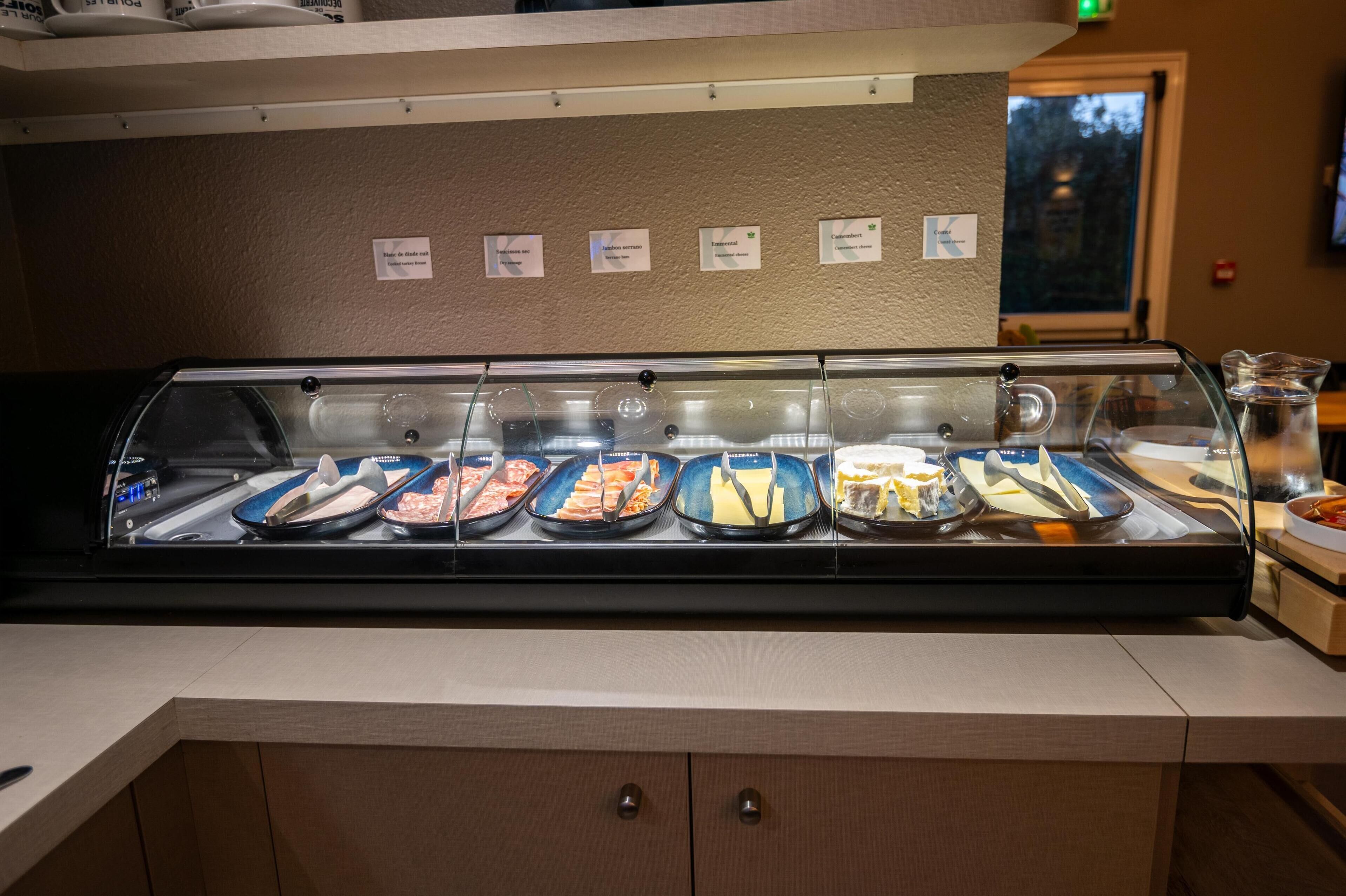 Un buffet proposant une variété de plats et une pancarte indiquant l’emplacement du buffet.