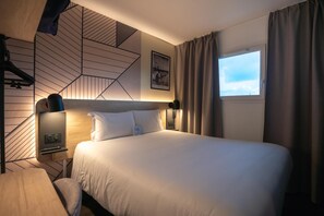 1 bedroom, desk, blackout curtains, soundproofing