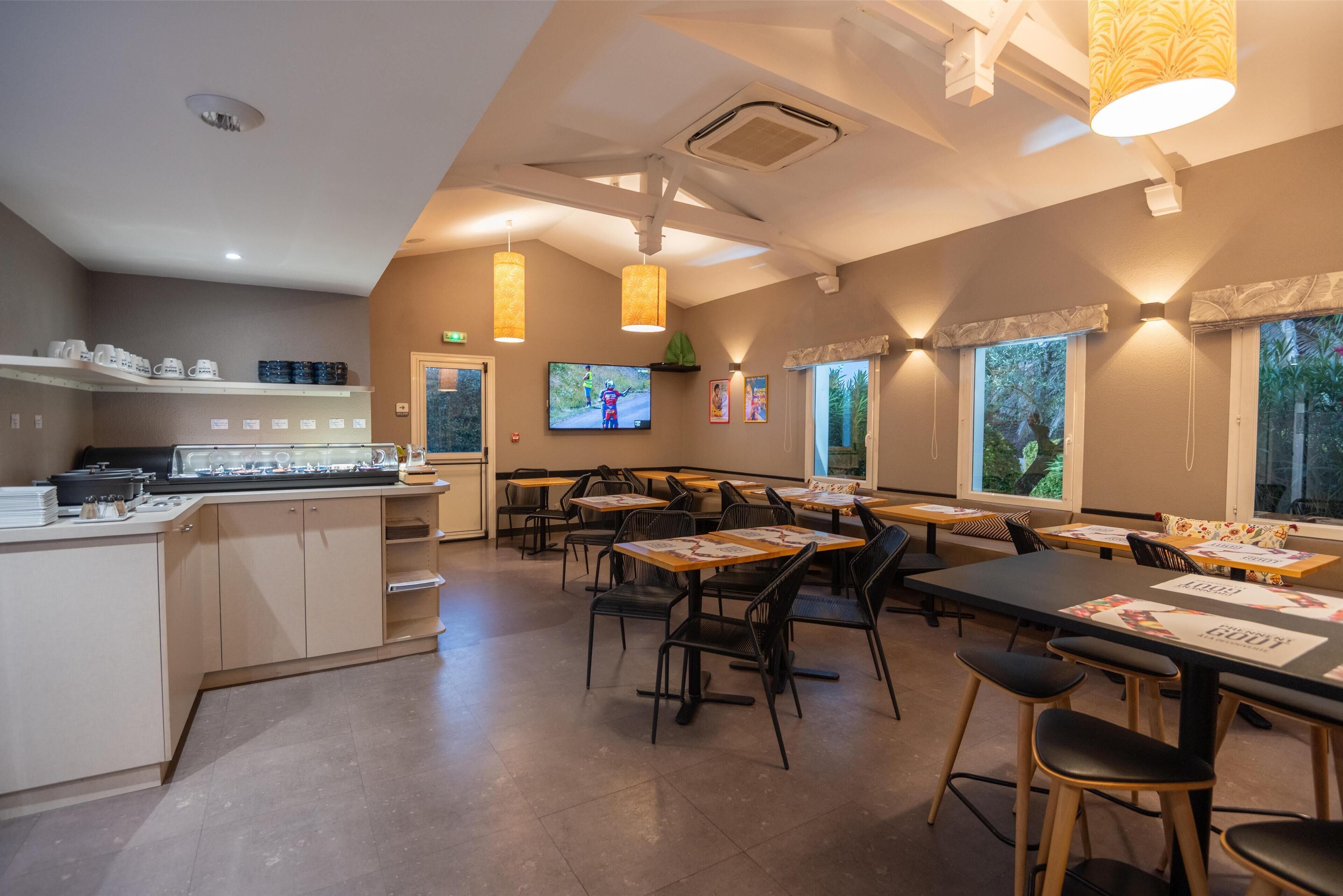 Petit déjeuner buffet (12.9 EUR par personne)