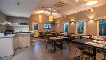 Petit déjeuner buffet (12.9 EUR par personne)