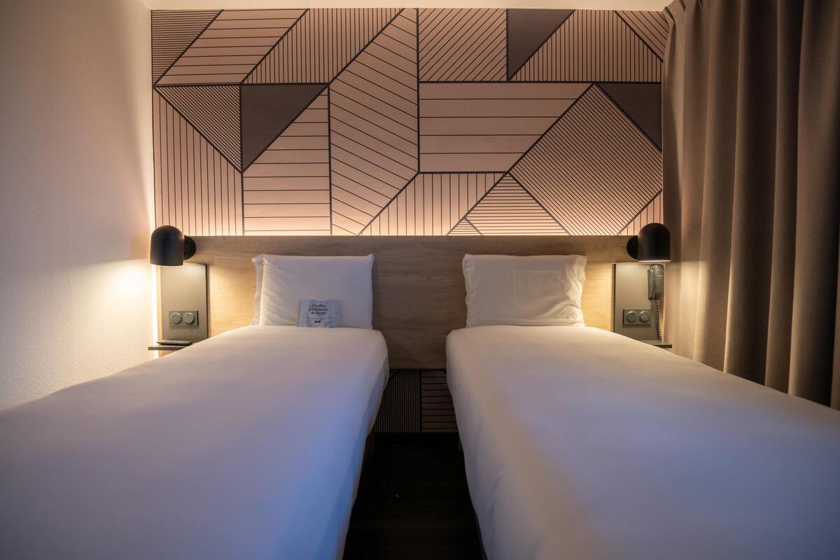 desk, blackout curtains, soundproofing, free wifi