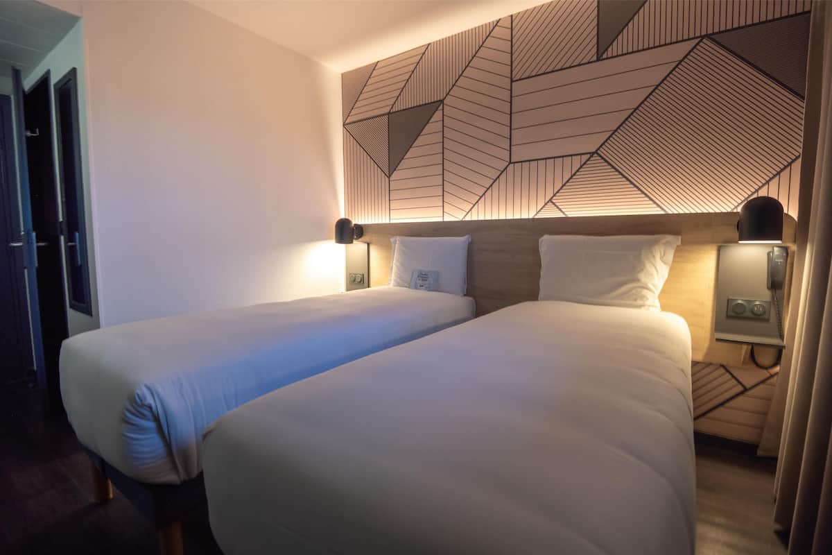 Standard Room, 2 Twin Beds | 1 bedroom, desk, blackout drapes, soundproofing