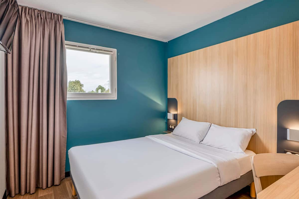 double room, non smoking | desk, blackout curtains, soundproofing, free cots/infant beds