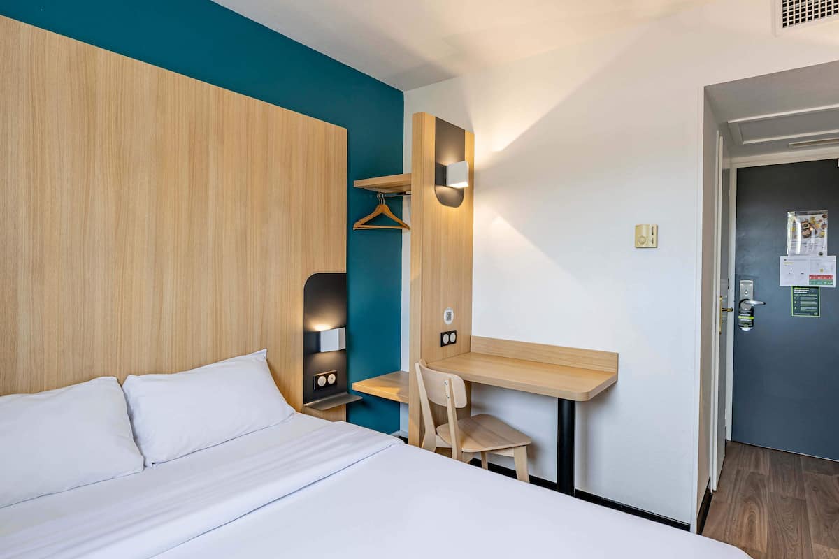 double room, accessible, non smoking | desk, blackout curtains, soundproofing, free cots/infant beds