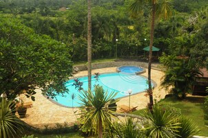 室外游泳池，池畔遮阳伞，日光浴躺椅