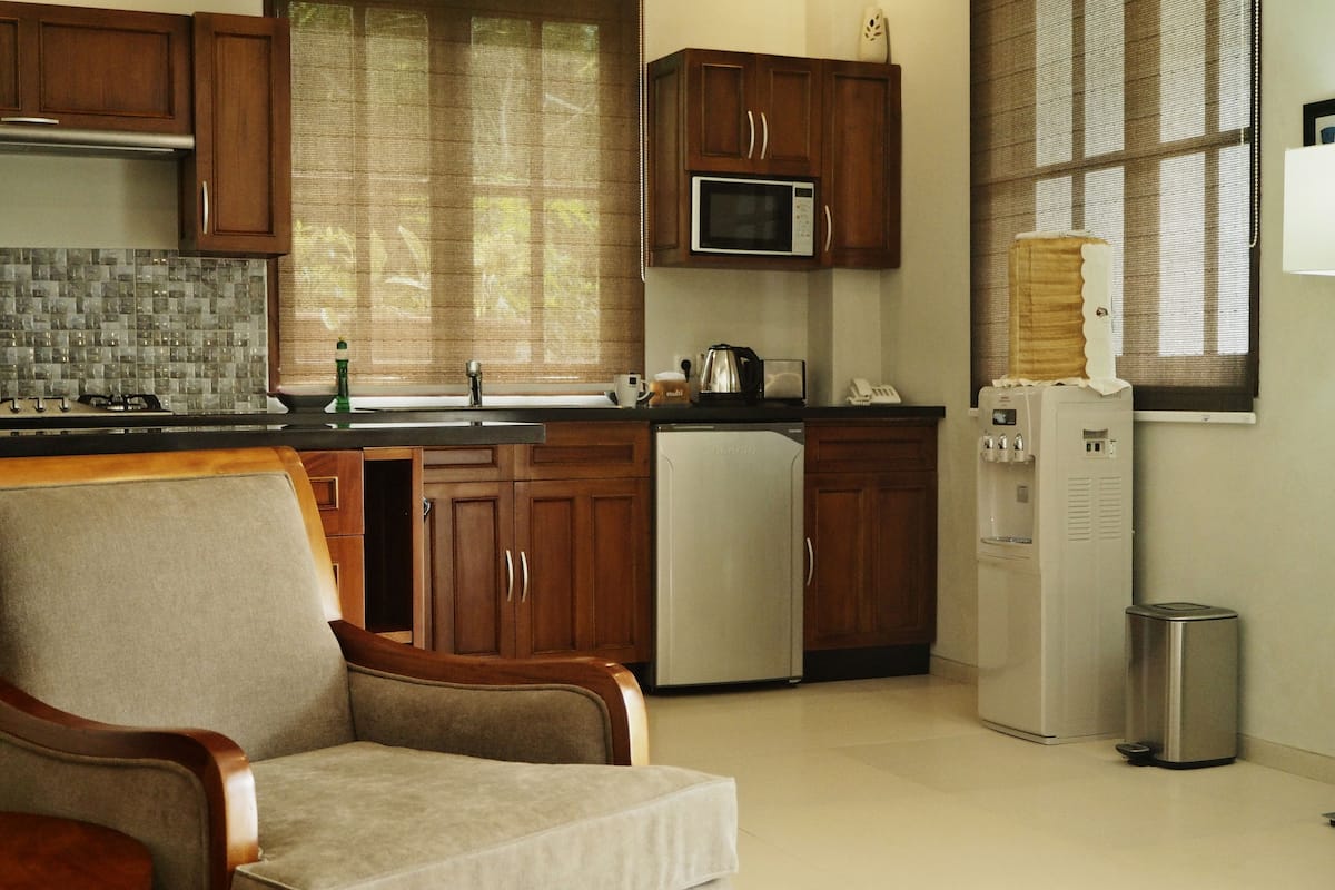 garden studio apartment | private kitchen | coffee/tea maker, electric kettle