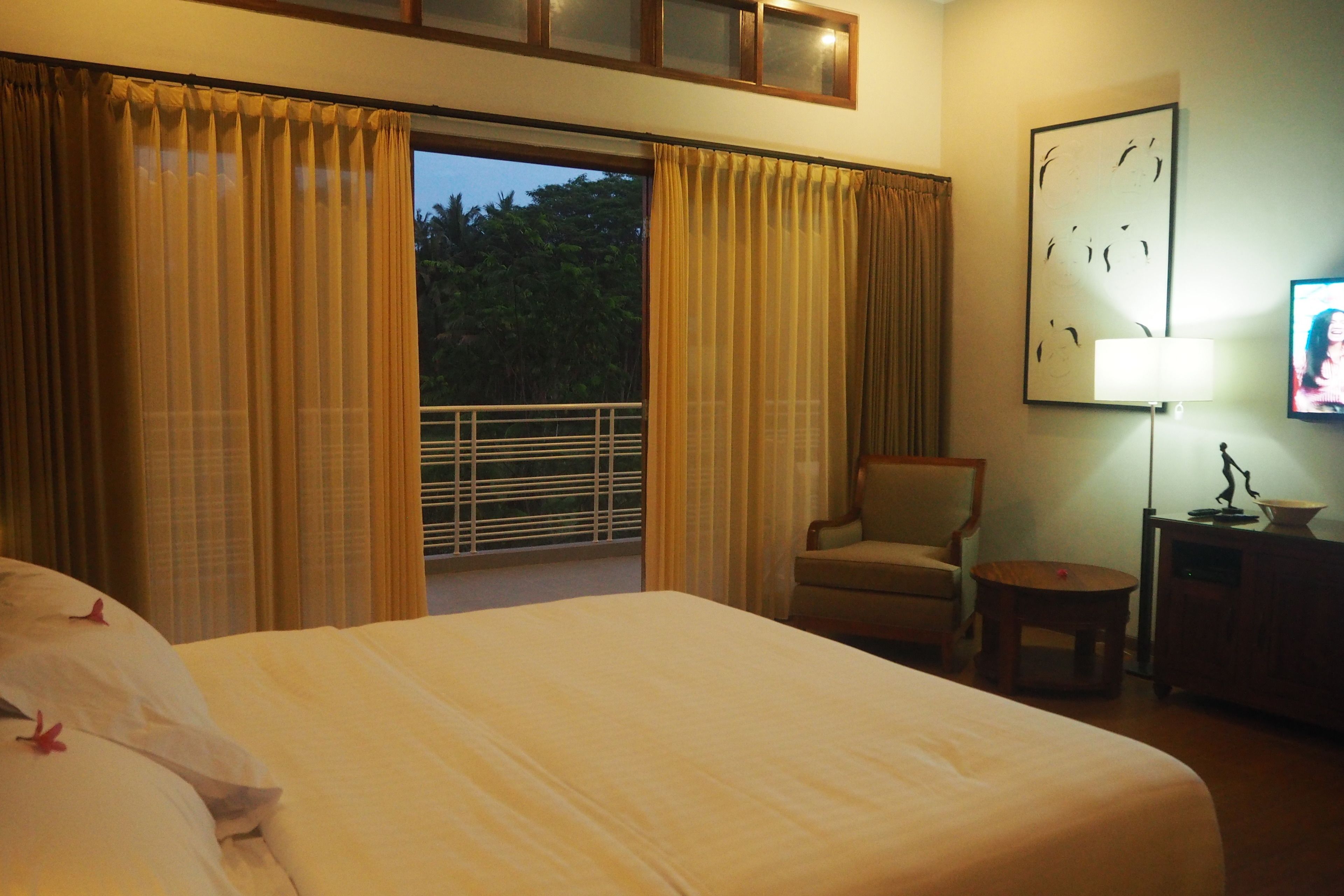 suite, 1 king bed with sofa bed, kitchen, mountain view | 1 bedroom, premium bedding, minibar, in-room safe