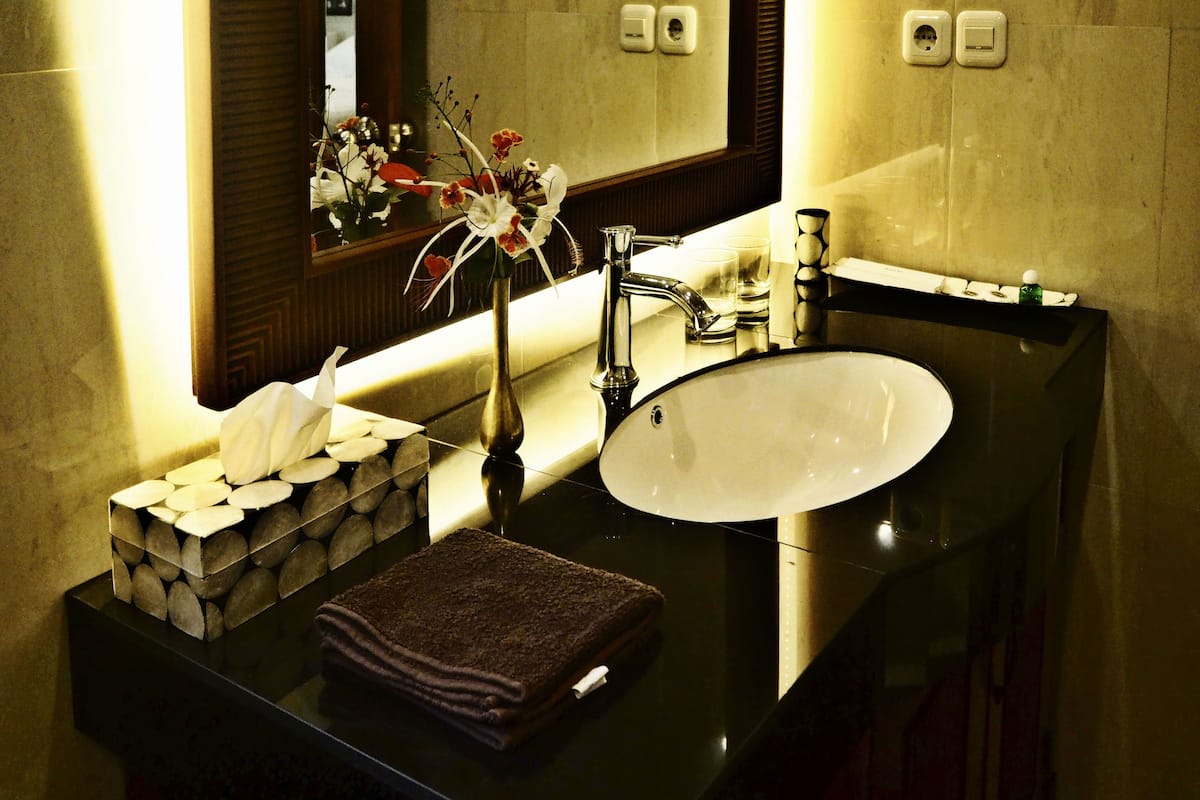 garden studio apartment | bathroom sink