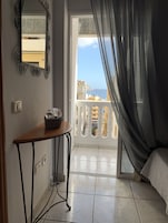 Habitación con 2 camas individuales, baño privado | Cortinas opacas y wifi gratis