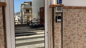 Uma porta com superfície refletora exibindo 'Pension casa Blancas'.