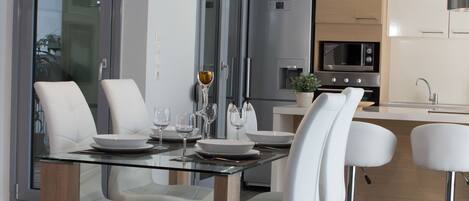 Una cocina moderna con comedor.