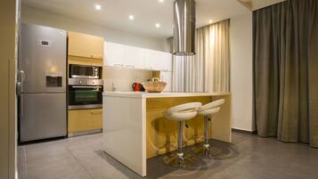 Executive-Apartment, 2 Schlafzimmer | Eigene Küche | Herdplatte, Wasserkocher mit Kaffee-/Teezubehör, Wasserkocher