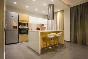Executive Apartment, 2 Bedrooms | Private kitchen