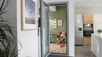Apartamento ejecutivo, 2 habitaciones | Zona de estar | Una televisión de plasma