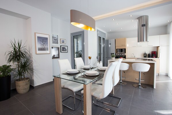Executive Apartment, 2 Bedrooms | Private kitchen