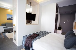 Egyptian cotton sheets, hypo-allergenic bedding, down comforters - Polis Apartments (Thessaloniki)