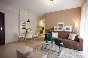Deluxe Apartment, 2 Bedrooms | Living room | Plasma TV - Polis Apartments (Thessaloniki)