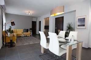 Executive-Apartment, 2 Schlafzimmer | Wohnzimmer | Plasmafernseher