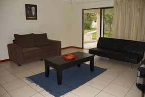 Familie-småhus | Oppholdsområde | En 32-tommers Flatskjerm-TV med Parabol-TV samt TV