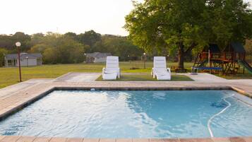 Kolam renang terbuka, payung kolam, kerusi lepak pantai