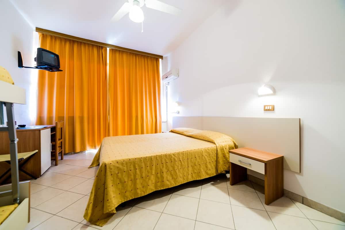 Camera con letto matrimoniale o 2 letti singoli | Una cassaforte in camera, una scrivania, Wi-Fi gratuito
