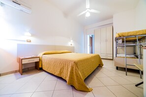 Habitación cuádruple | Caja fuerte, escritorio, wifi gratis