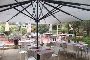 Outdoor dining - Le Continental Hotel (Condom)