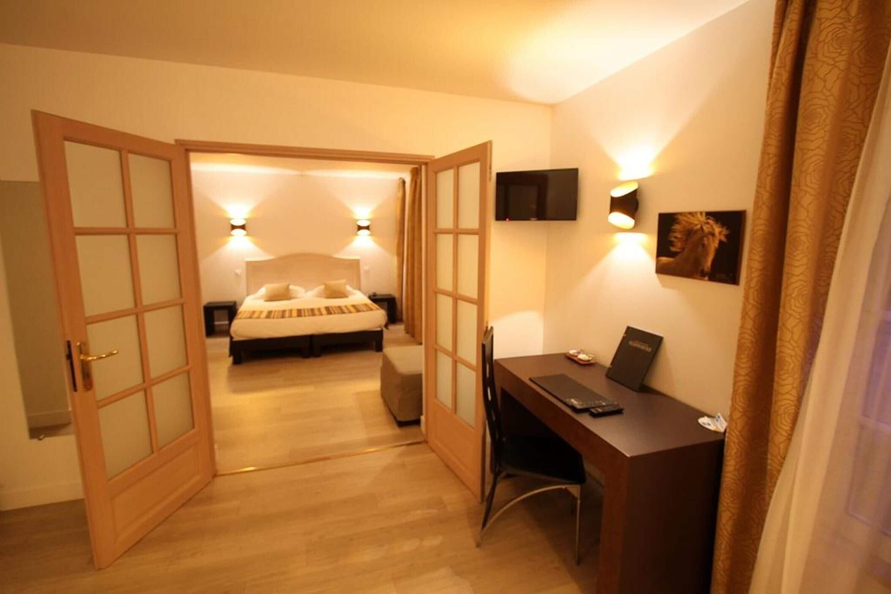 superior double room | in-room safe, individually decorated, individually furnished, desk