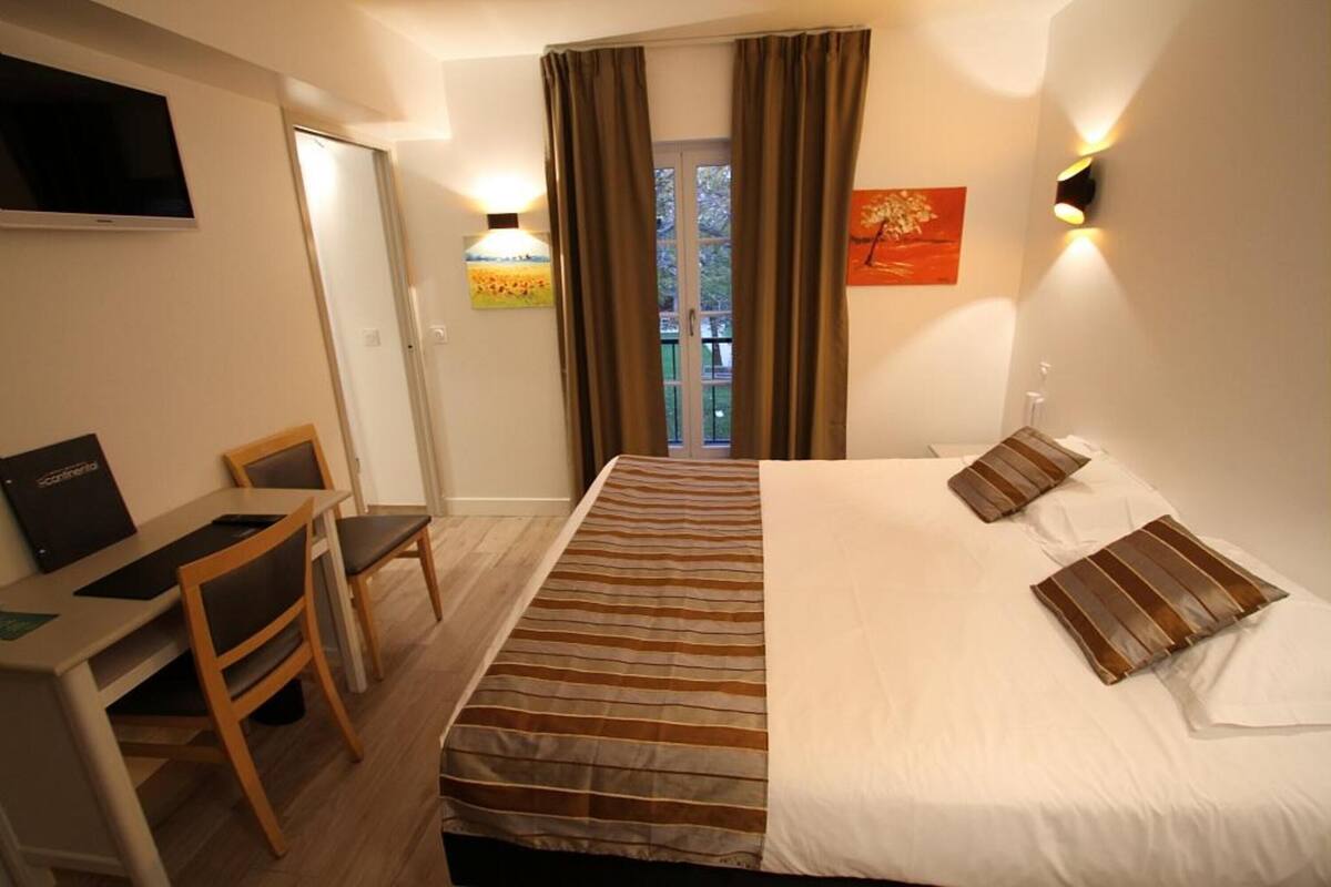 standard double room | in-room safe, individually decorated, individually furnished, desk